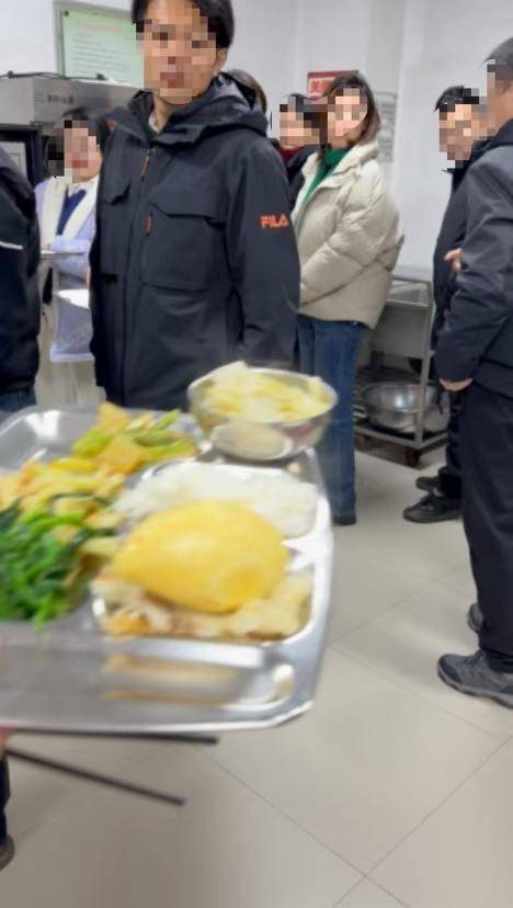 大连一市场监管局疑未到下班时间多人排队打饭 工作人员回应：拍摄者或调<strong></p>
<p>理财翻译</strong>了手机时间