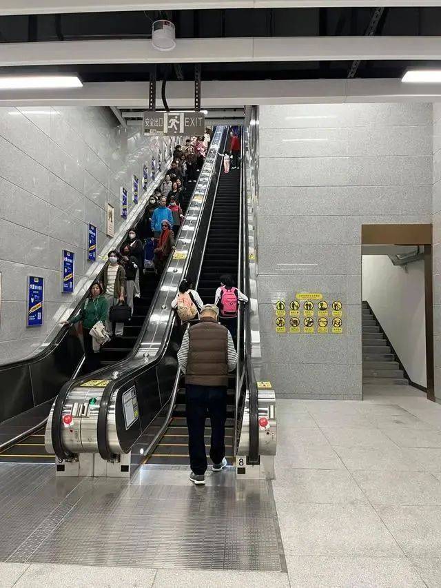 广州出现“超迷你”地铁口<strong></p>
<p>理财投资可靠吗</strong>，仅容两人并排走