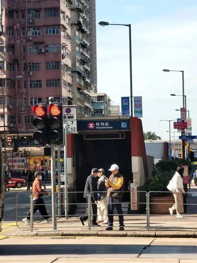 广州出现“超迷你”地铁口<strong></p>
<p>理财投资可靠吗</strong>，仅容两人并排走