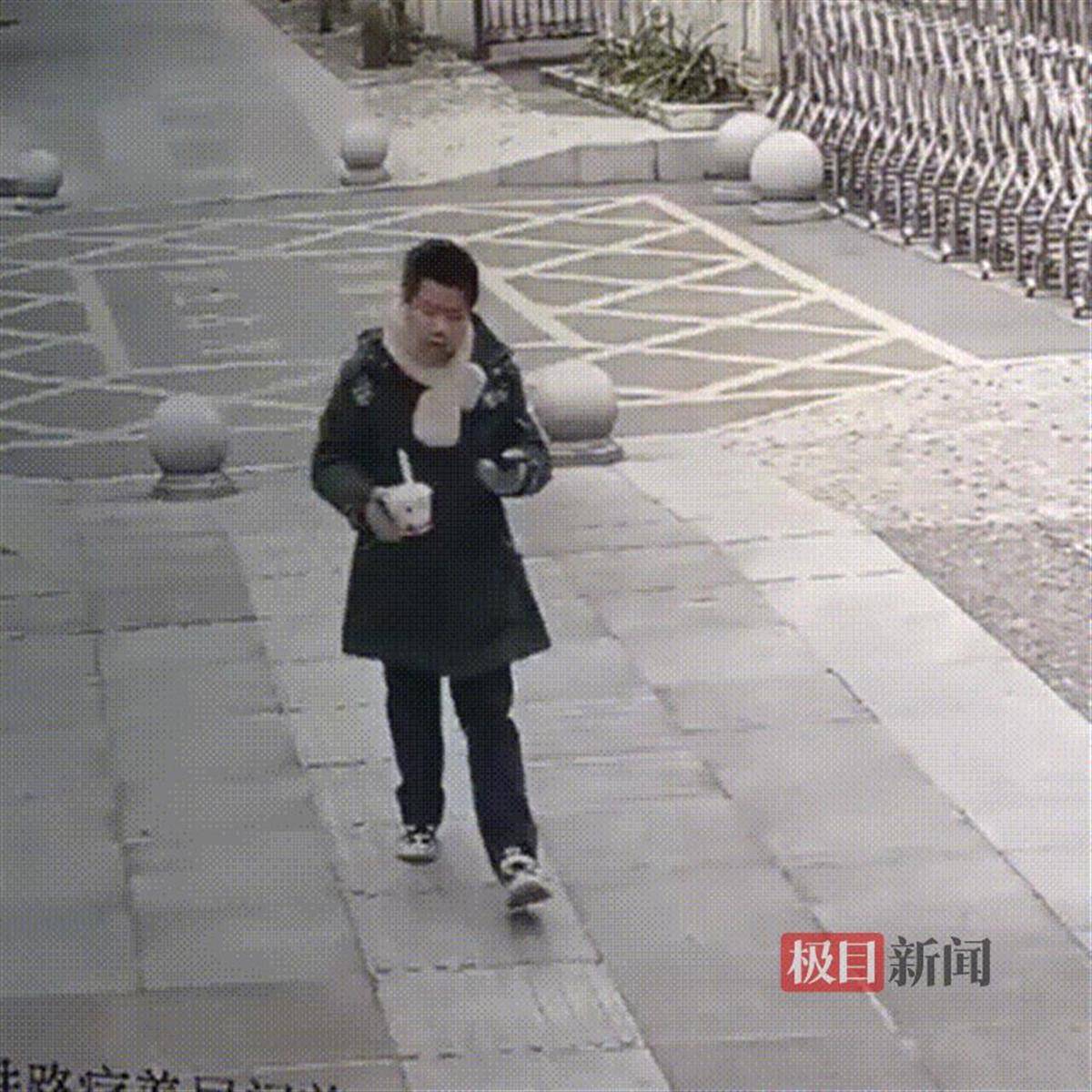 湖北咸宁一学生放学路上捡到手机交给警方<strong></p>
<p>理财投资可靠吗</strong>，民警和失主进校给他送“大礼包”