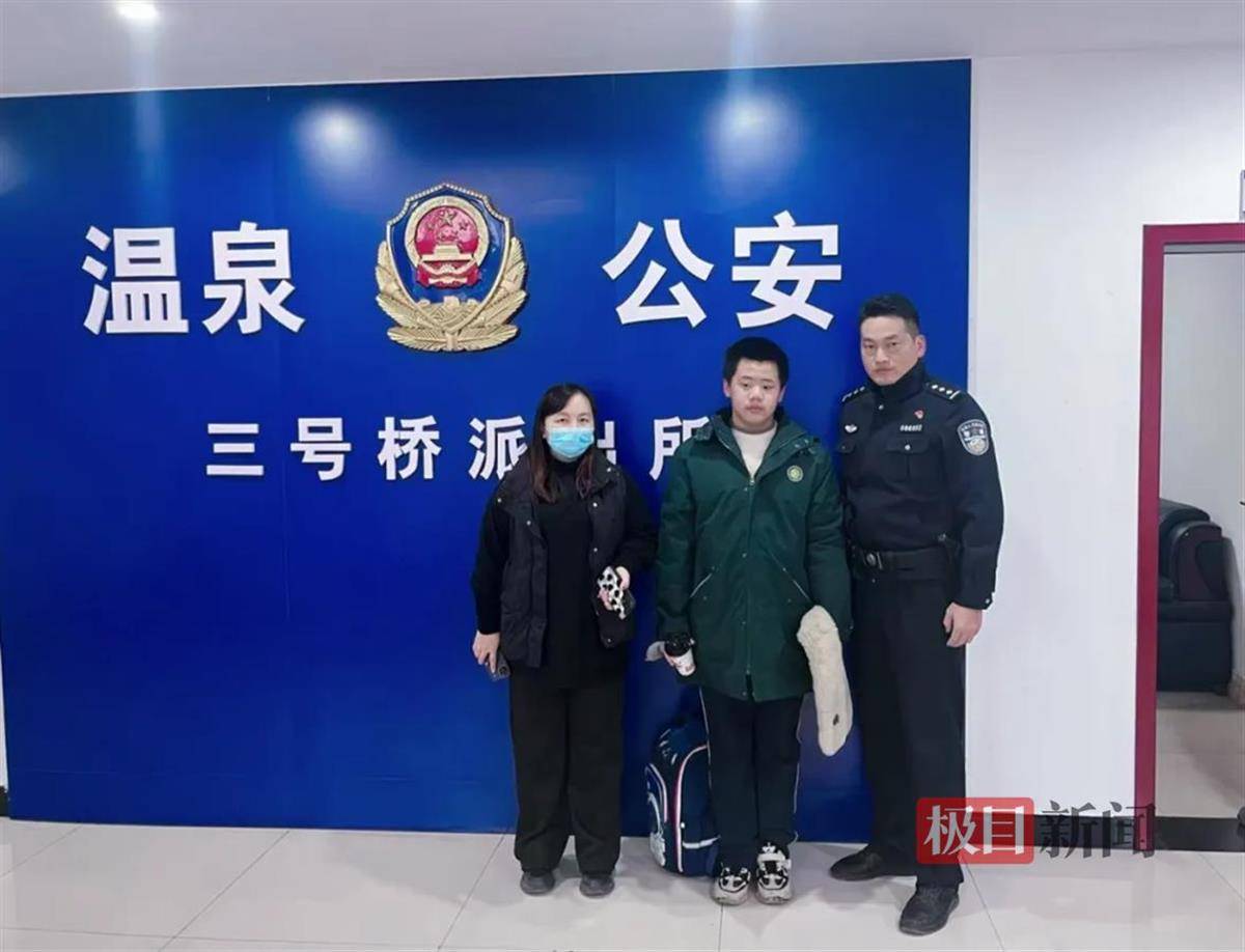 湖北咸宁一学生放学路上捡到手机交给警方<strong></p>
<p>理财投资可靠吗</strong>，民警和失主进校给他送“大礼包”