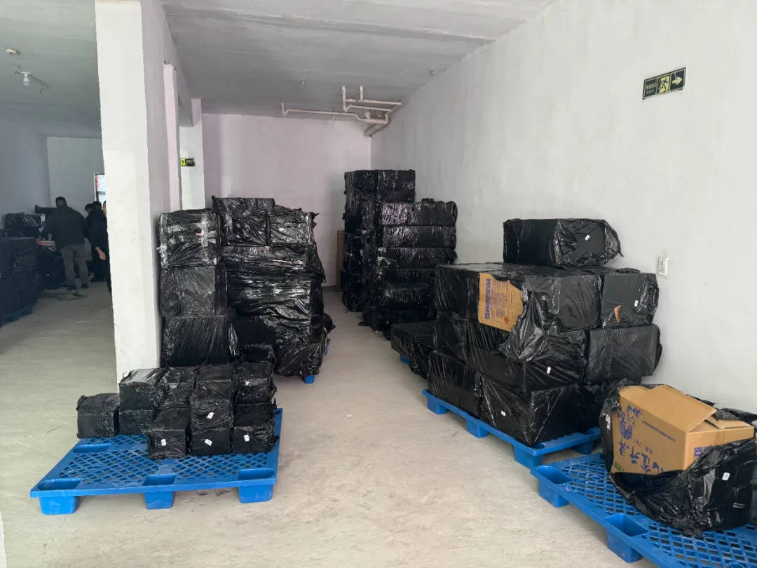 杭州郑某家中突然被抓！465箱<strong></p>
<p>余额宝微信理财通</strong>，密密麻麻……