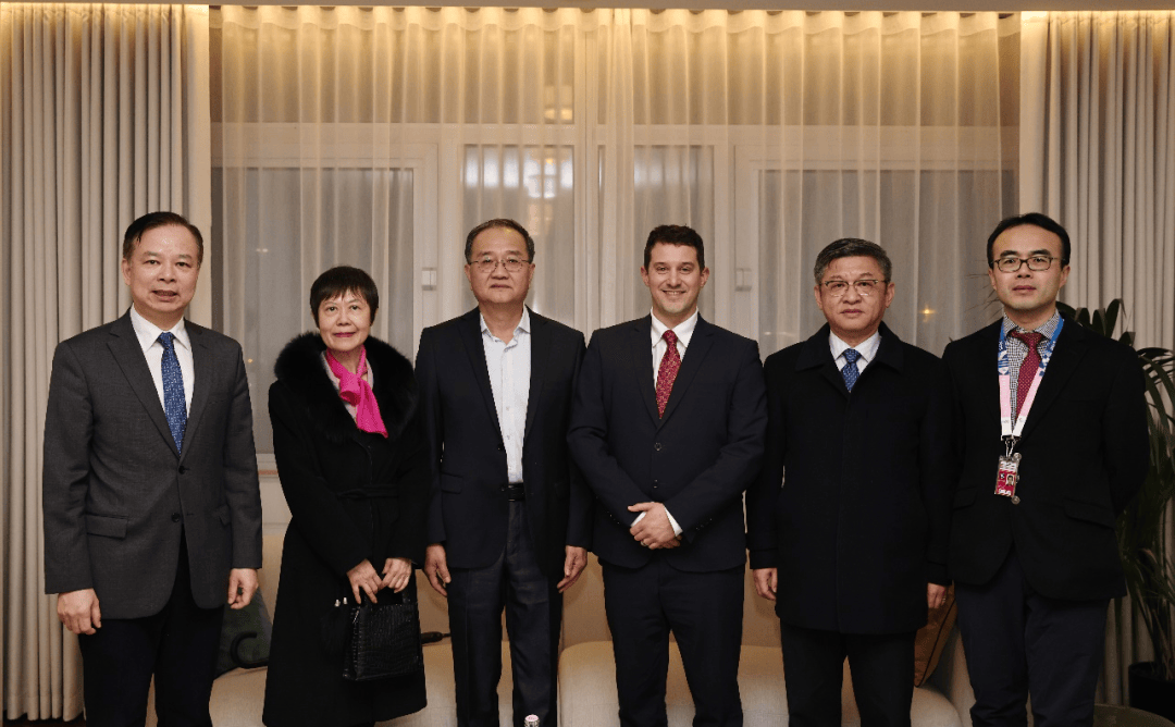 外交部副部长邓励<strong></p>
<p>余额宝微信理财通</strong>，履新职