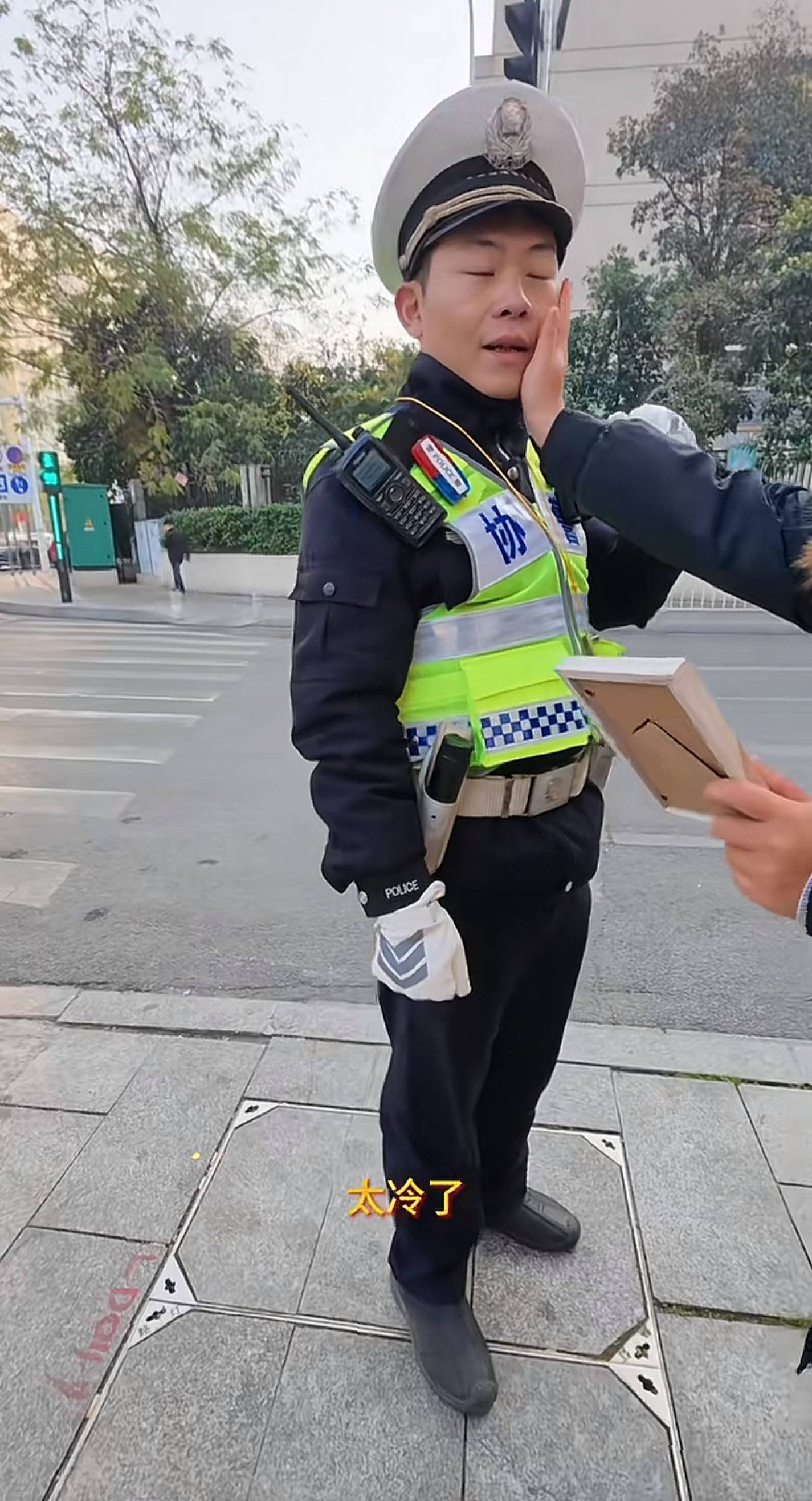 “原来你这么棒啊！”长沙协警执完勤被妻子宠溺“摸脸杀”<strong></p>
<p>余额宝微信理财通</strong>，摄影师拍下幸福一刻