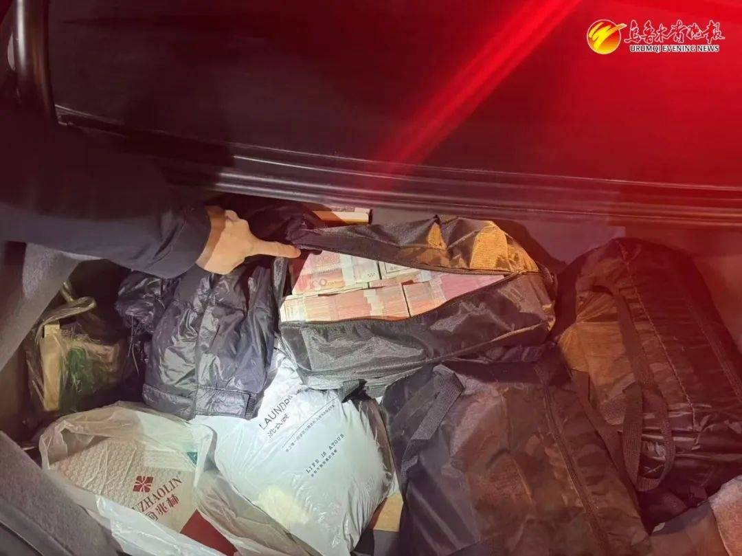 乌鲁木齐一车主550万元现金放车上<strong></p>
<p>余额宝微信理财通</strong>，车门还没锁......