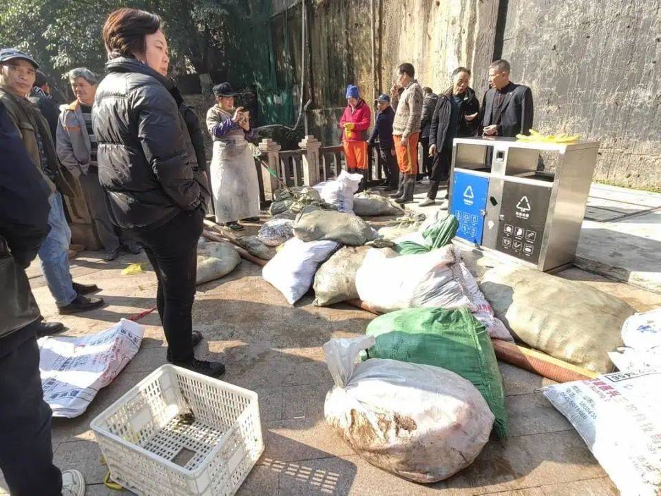 ​一公园观赏鱼大量死亡<strong></p>
<p>理财最高</strong>，死鱼装满30余编织袋，警方通报