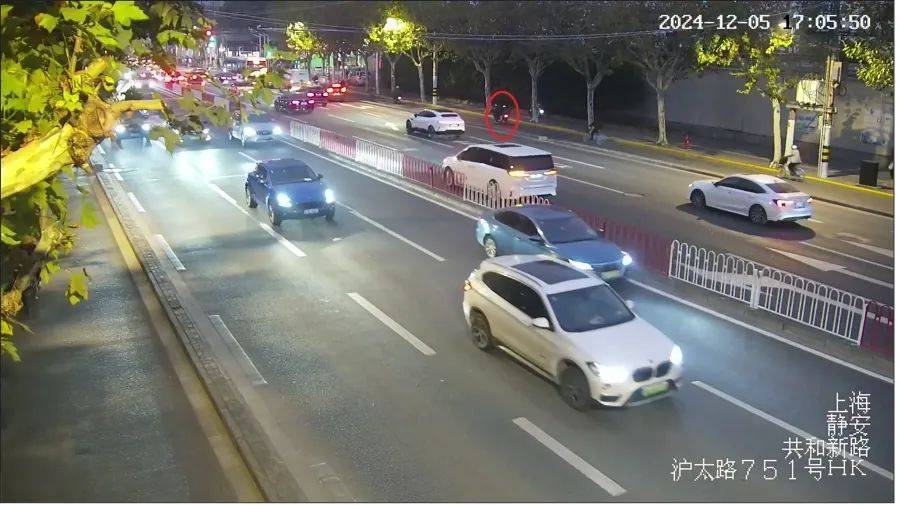 沪太路惊现“刀片”<strong></p>
<p>理财送手机</strong>，不少上海市民中招！幕后黑手竟然是他…