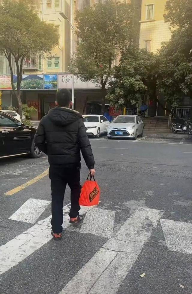 已走11天<strong></p>
<p>理财送手机</strong>！衡阳小伙从深圳步行回家过年：就剩自己