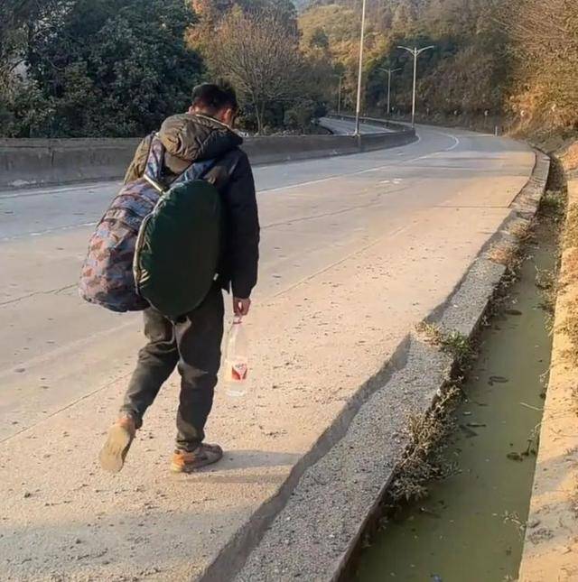 已走11天<strong></p>
<p>理财送手机</strong>！衡阳小伙从深圳步行回家过年：就剩自己