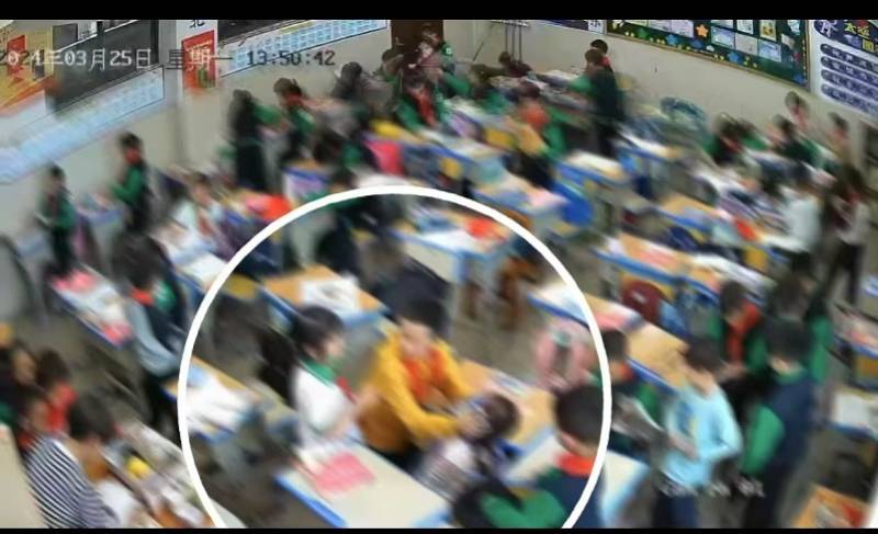 8岁女生教室内遭多名同学欺凌殴打<strong></p>
<p>投资理财怎样</strong>，班主任在讲台低头改作业