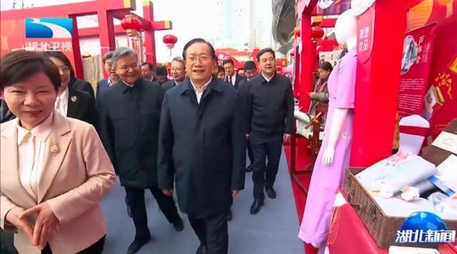 湖北省委书记、省长和商务部副部长一同逛市集<strong></p>
<p>哪个理财靠谱</strong>，有一个大背景