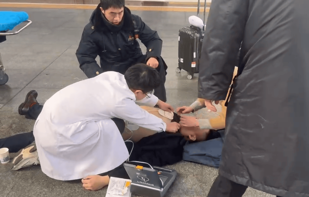 男子在长沙南站心脏骤停晕倒<strong></p>
<p>网贷天眼理财</strong>，醒来后第一句话：要赶去上班！