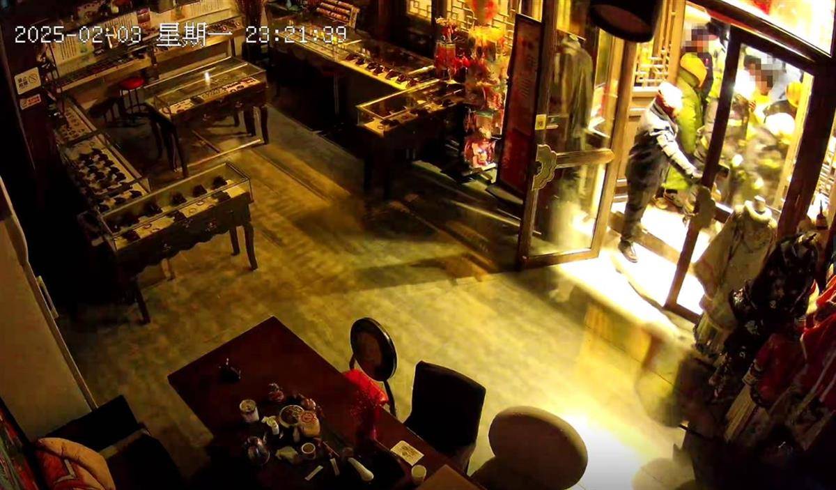大同官方核查“店铺被撬锁开灯”事件<strong></p>
<p>网贷天眼理财</strong>，律师：撬锁入室涉嫌违法，且滥用行政权力