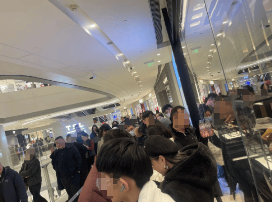 金价突破860元/克<strong></p>
<p>投资理财网站</strong>，有人跨城买：排了好长的队，下手晚了就抢光