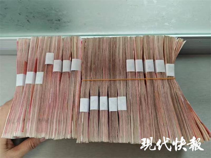 女子把17万元现金藏床底多年<strong></p>
<p>大连理财</strong>，发霉粘在了一起