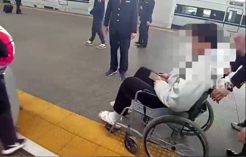 “救命<strong></p>
<p>p2p理财跑路</strong>，我不想死”！厦门北站，D131次列车突发！