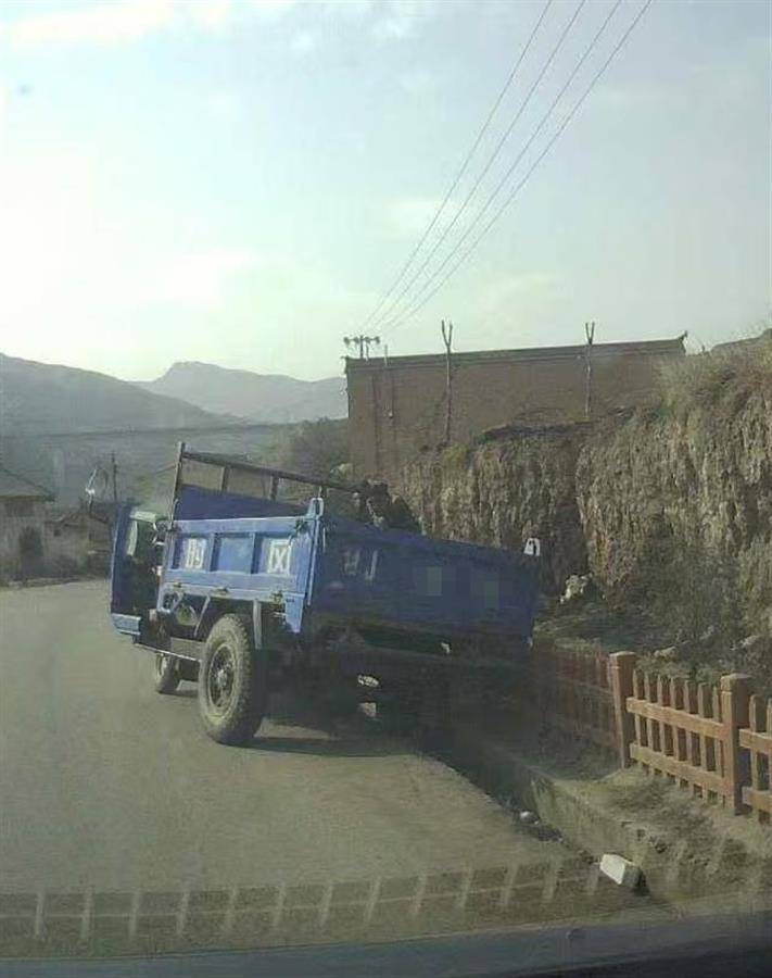 警车把农用车“别进”沟里<strong></p>
<p>北京的理财</strong>,三个问题需要澄清