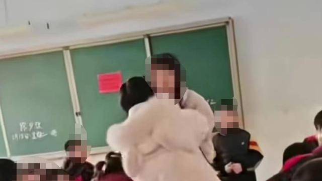 山西一老师把学生牙打掉<strong></p>
<p>银行理财通</strong>，家人冲进教室讨说法？官方回应