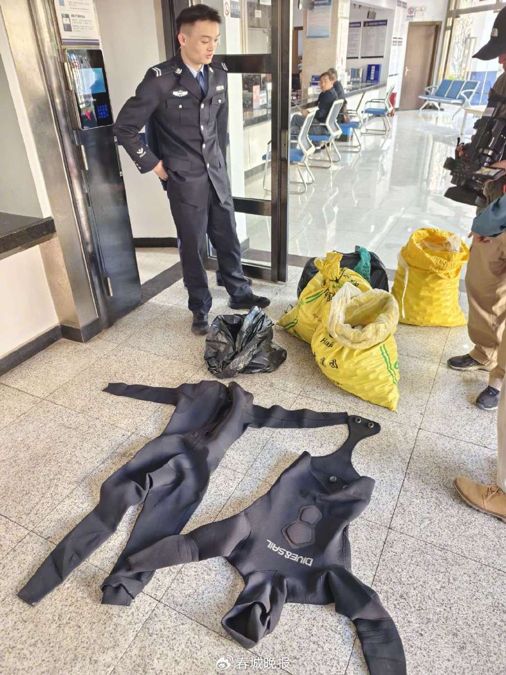 3人穿潜水服偷捞高尔夫球<strong></p>
<p>理财产品公司</strong>，警方用时4小时人赃并获