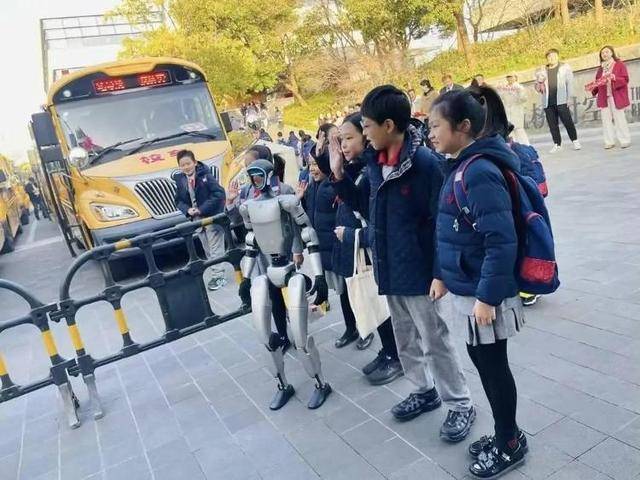 怪不得宇树机器人抢不到！抢到的人已经开始赚钱：租出去<strong></p>
<p>p2p金融理财</strong>，一天收费5000元至1.5万元