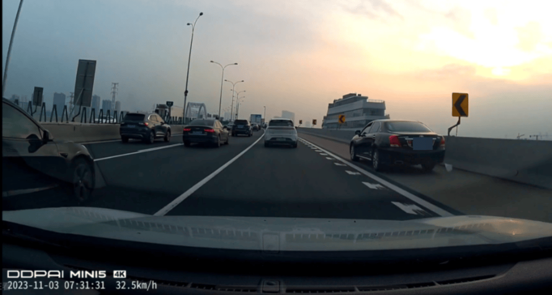 “不服气”总有车辆占应急道<strong></p>
<p>银行理财表</strong>?广州“野生摄像头”一年举报违章2277起|封面头条