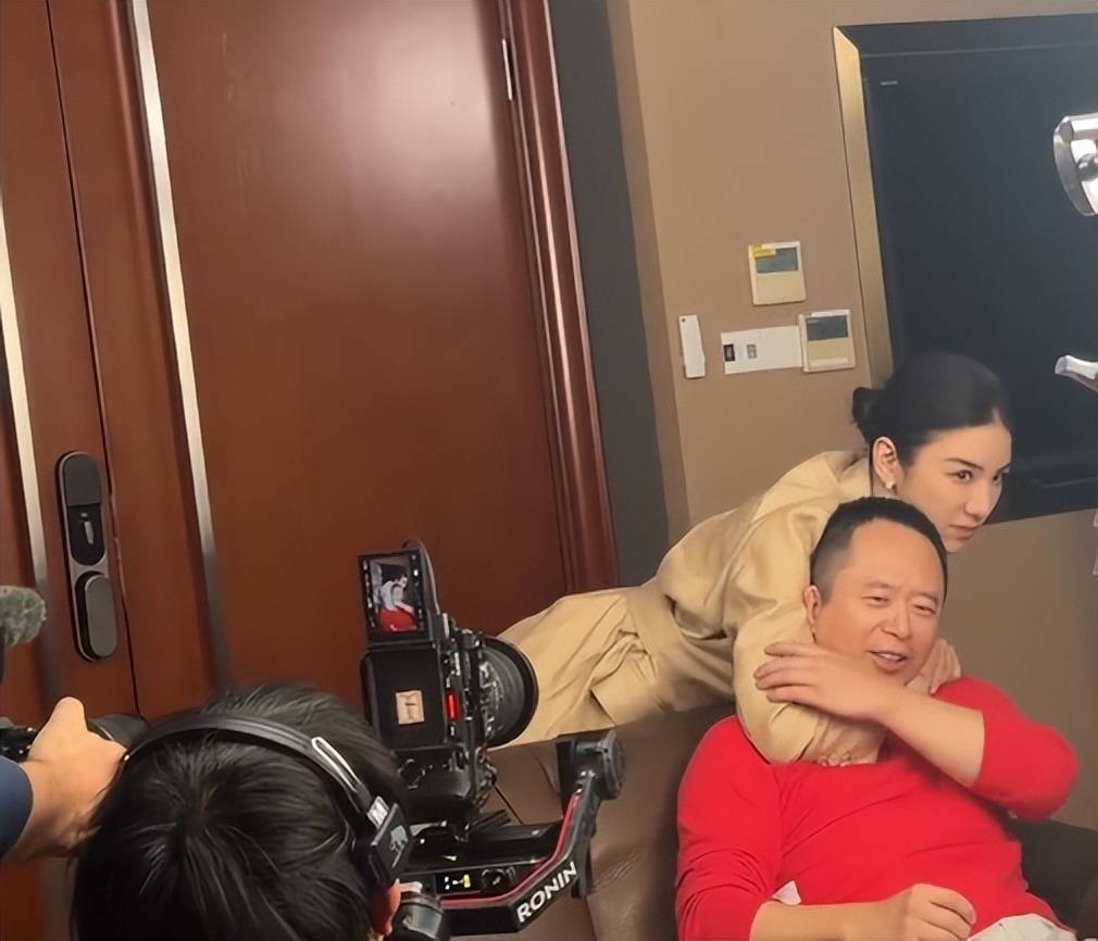 周鸿祎回应参演的短剧辣眼睛：黄奕诱惑<strong></p>
<p>理财通把</strong>我的剧情是DeepSeek设计的