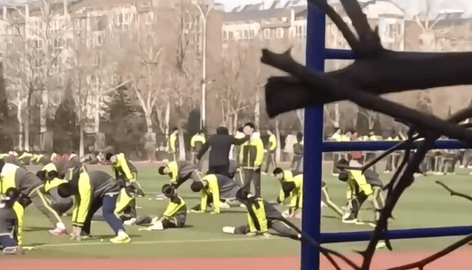山东一中学老师抽学生耳光<strong></p>
<p>理财通把</strong>，学生还手后双方扭打！教育局：涉事教师已停课