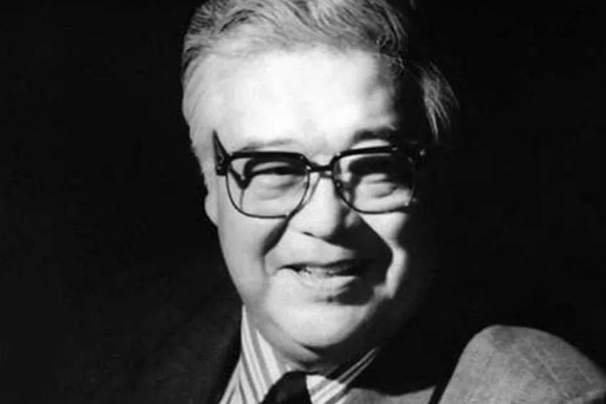 受中央领导同志委托<strong></p>
<p>兴兴理财</strong>,中宣部副部长、中央广播电视总台台长慎海雄一行,前往北京电影制片厂,深切悼念于洋同志