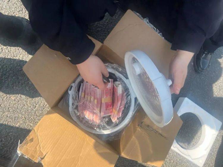 打开电饭煲一看：8万元现金<strong></p>
<p>中信银行理财宝</strong>！女子被当街拦下