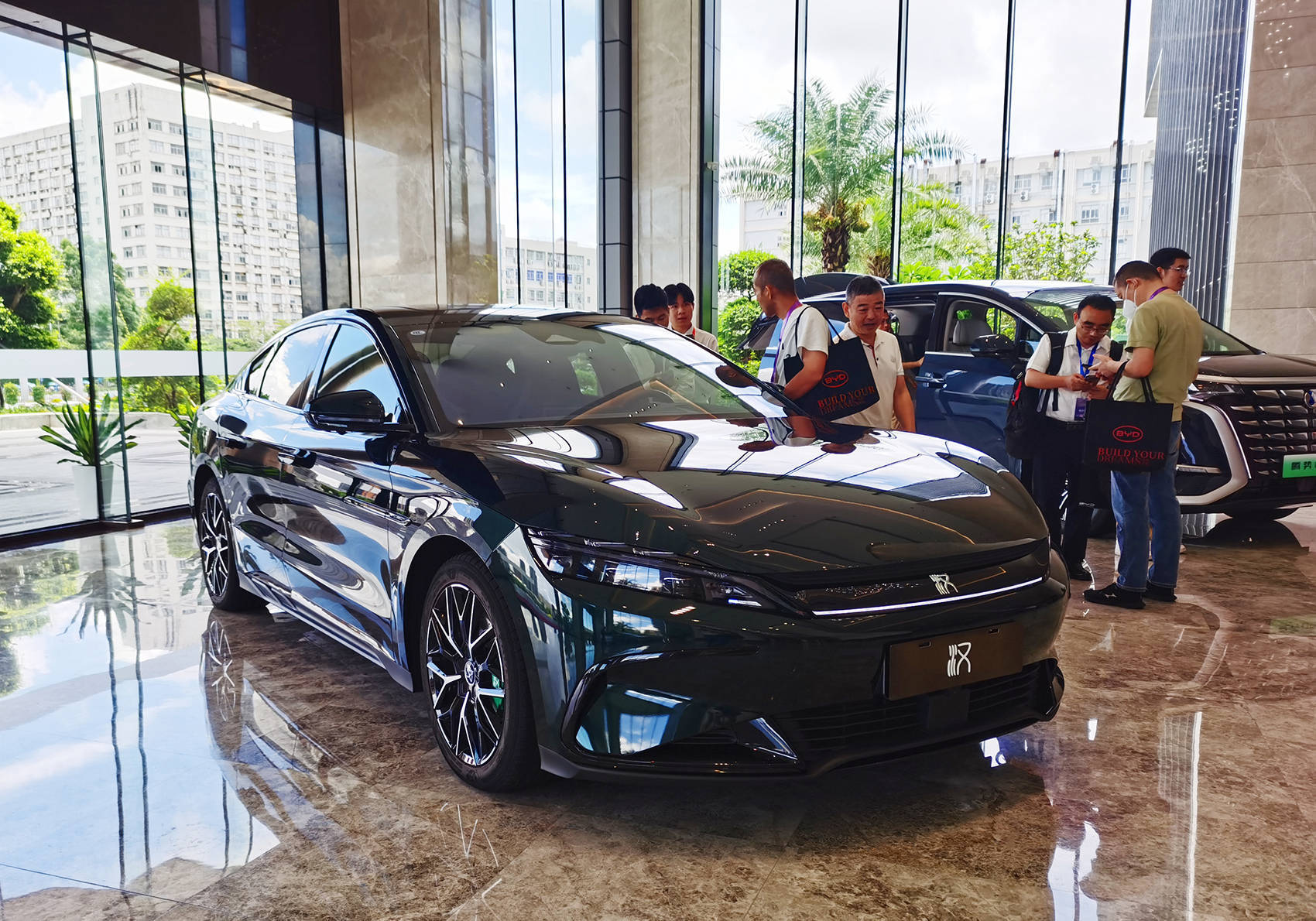 营收7771亿元<strong></p>
<p>高的理财产品</strong>，超越特斯拉！刚刚，比亚迪炸裂发布：拟派现超120亿元