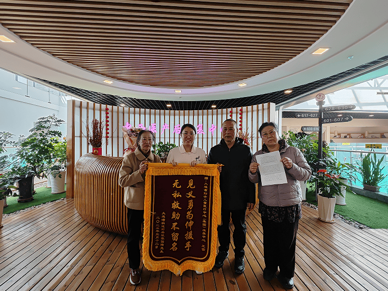 事发大连<strong></p>
<p>公司理财第九版</strong>，一对夫妻开车时看到一位老人躺在地上……越想越不对劲