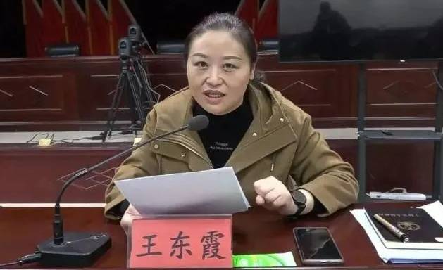 她任镇党委书记期间<strong></p>
<p>私人的理财</strong>，为应付检查，对沿线21个村“刷白墙”