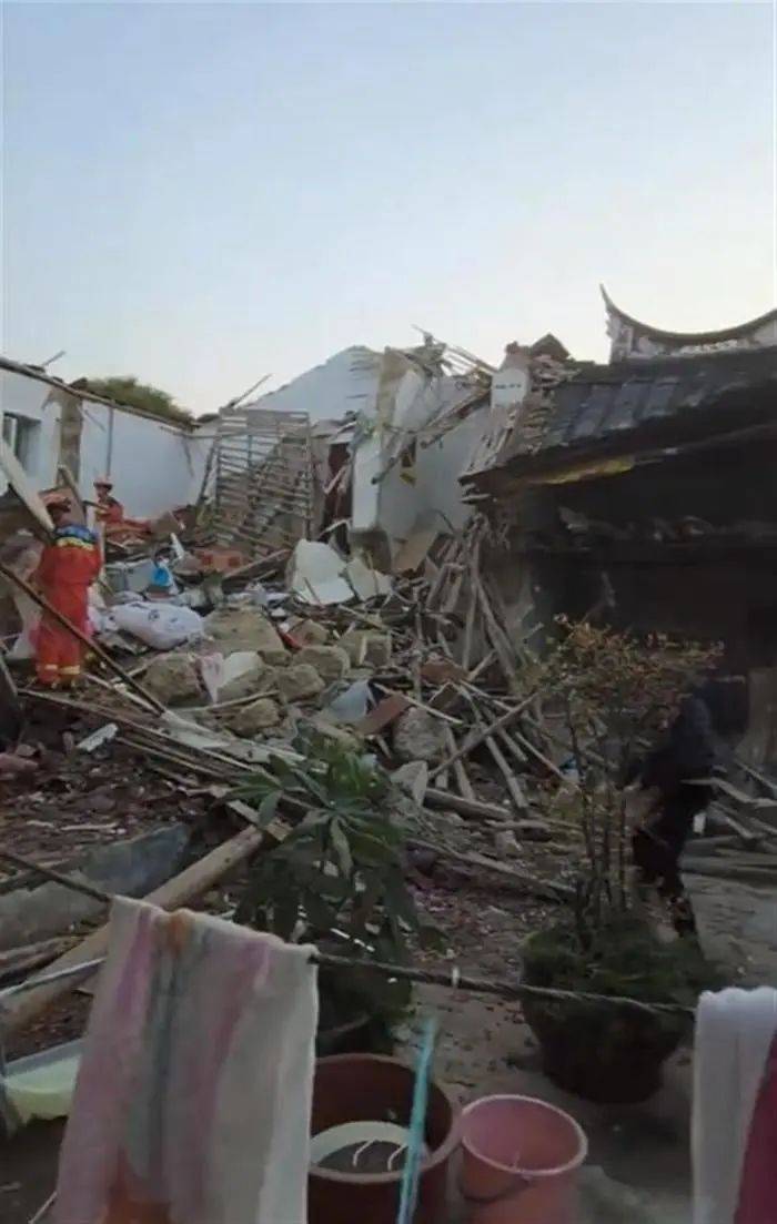 福建一民宅倒塌7人被埋<strong></p>
<p>理财费</strong>，亲历者：房龄已超60年