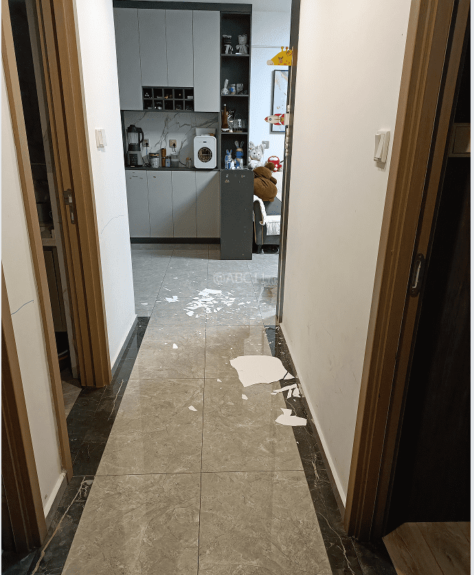 “深更半夜<strong></p>
<p>理财费</strong>，又掉一大块下来”！广东一小区业主怒了