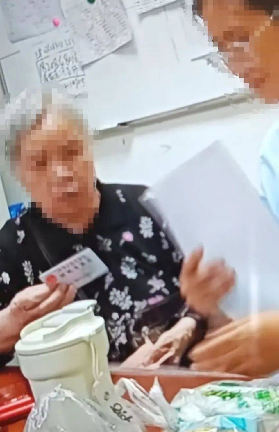 84岁老太被大女儿带出养老院<strong></p>
<p>济南理财</strong>，取光40万存款！小女儿：养老院应担责