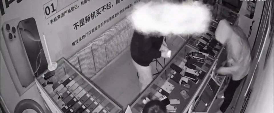 4名少年偷手机89部还发视频炫耀<strong></p>
<p>济南理财</strong>，店主：贼抓了又放，手机向谁要