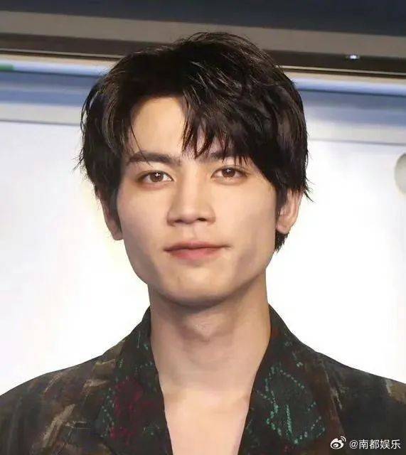 热搜第一<strong></p>
<p>该如何理财</strong>!24岁男演员不幸去世