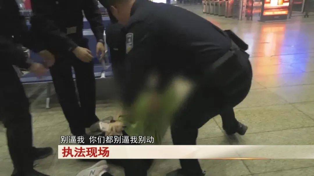 “老赖”车站被抓<strong></p>
<p>怎么网上理财</strong>，竟质问法官：为何不抓我妈 ！