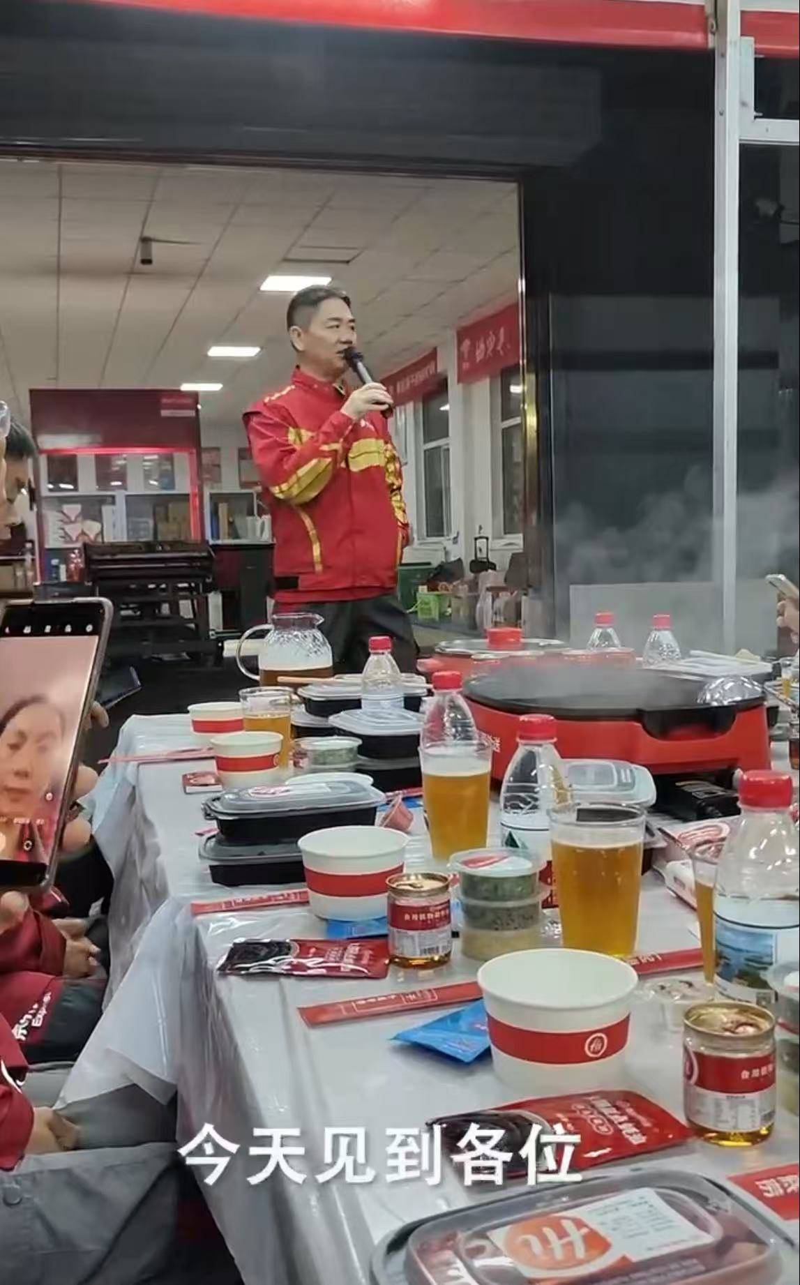 刘强东冲到一线：白天送外卖<strong></p>
<p>怎么从网上理财</strong>，晚上请骑手吃海底捞