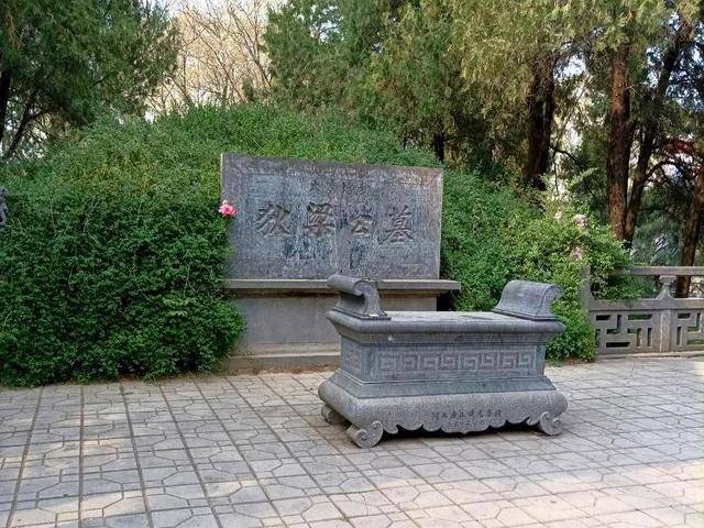 洛阳白马寺存争议的狄仁杰墓挂牌<strong></p>
<p>理财选择</strong>，当地回应：确认就是狄仁杰墓