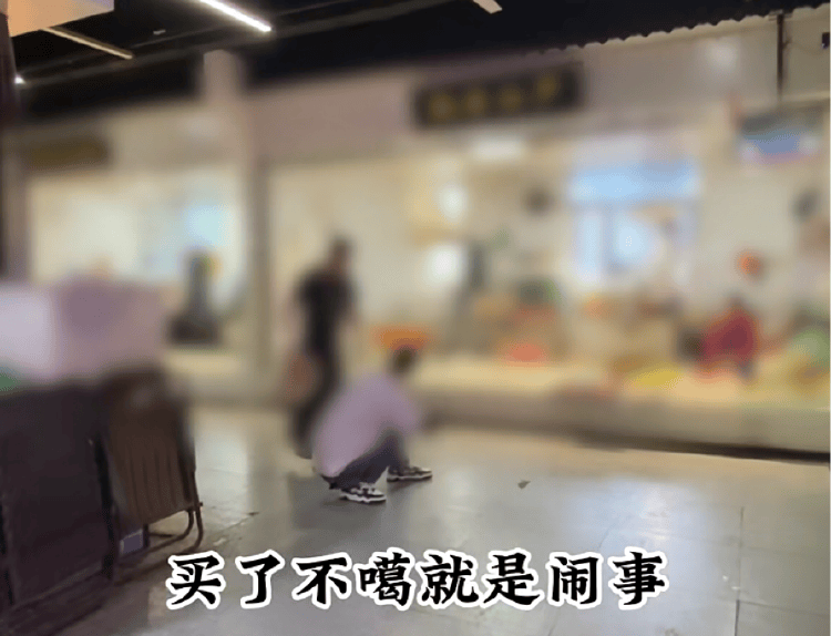 男子买鱼拒杀遭暴力殴打<strong></p>
<p>理财包括</strong>，摊主叫嚣“不杀是闹事”“打死你”，警方回应