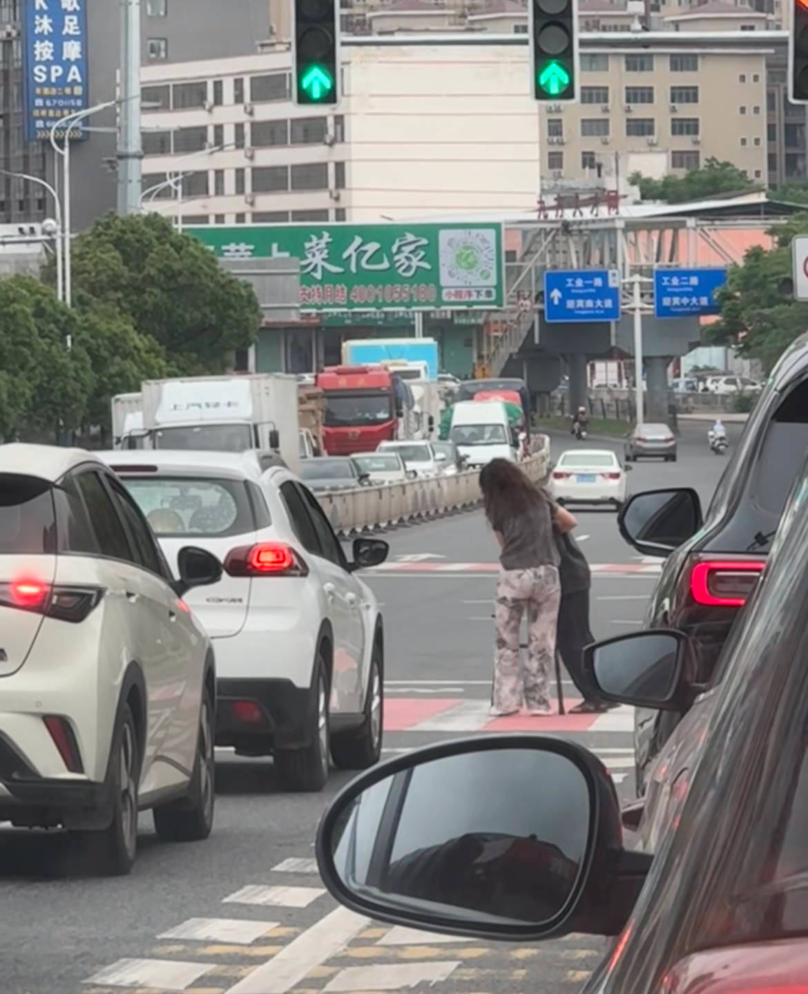 赣州女司机下车搀扶老人过马路<strong></p>
<p>理财包括</strong>，所有车辆等候4分钟，目击者：静静等待，没人按喇叭