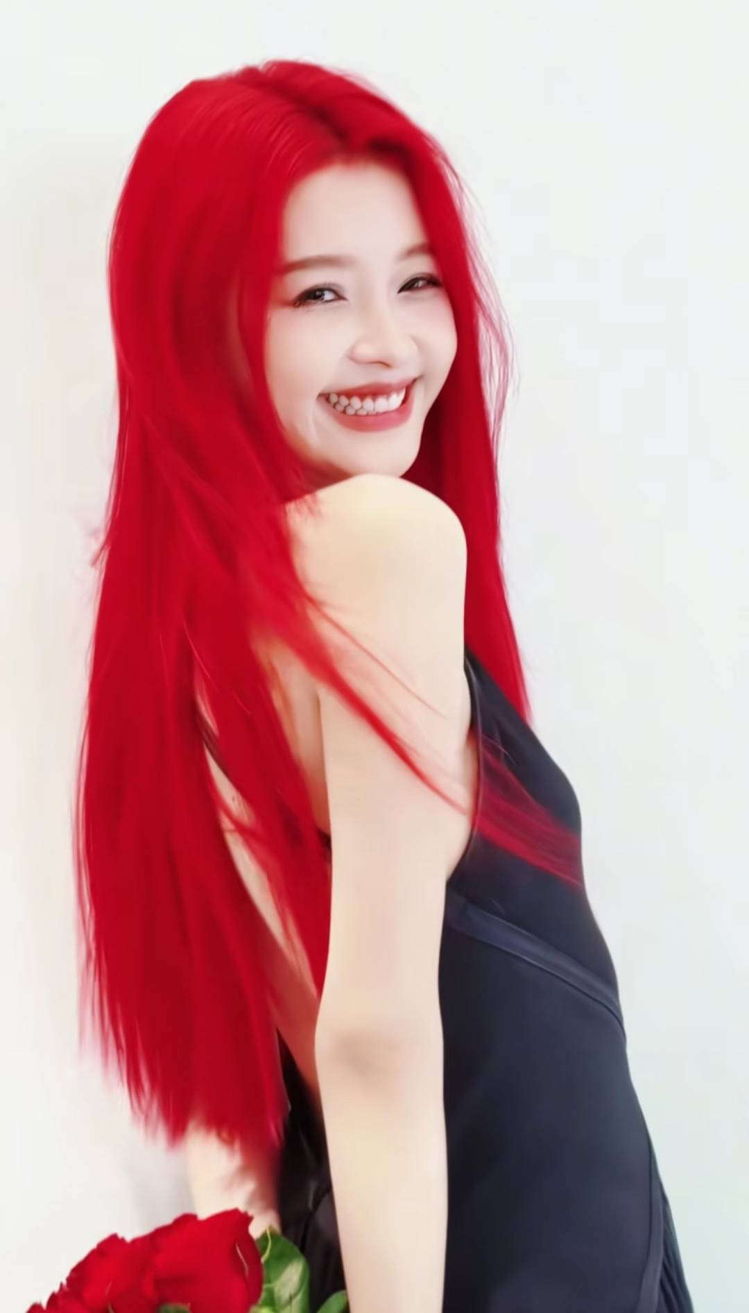 女演员染红色头发<strong></p>
<p>注销理财</strong>，称“吃了三天过敏药才敢染”