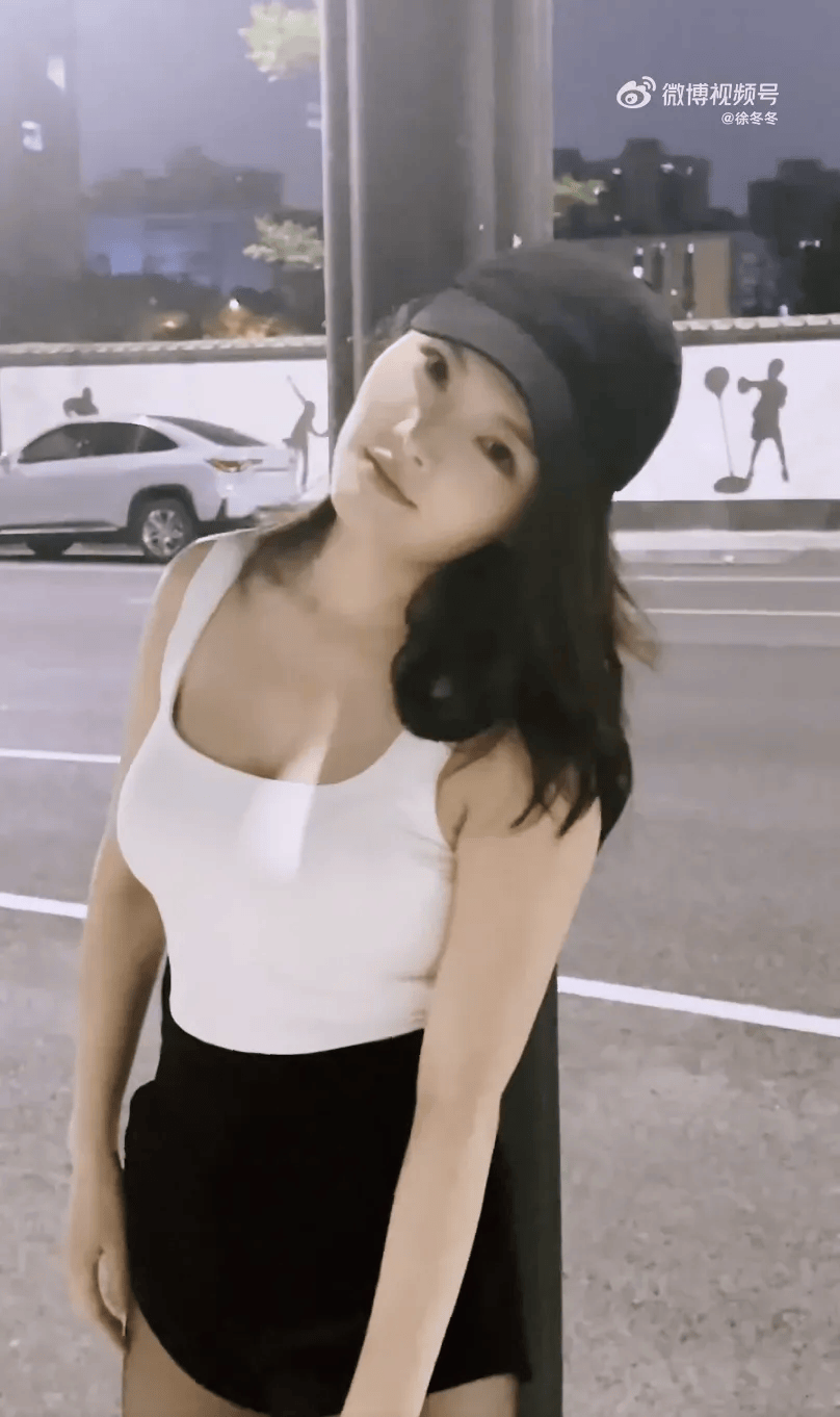 “椰树女神”徐冬冬大方晒照<strong></p>
<p>阿里理财</strong>，并配文：我的蝴蝶袖，很丰腴！