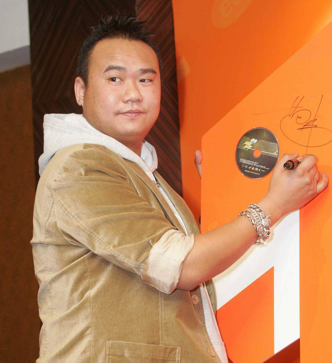歌手苟伟去世<strong></p>
<p>大学生理财规划</strong>，本挂号要去医院检查，之前因呼吸问题准备手术