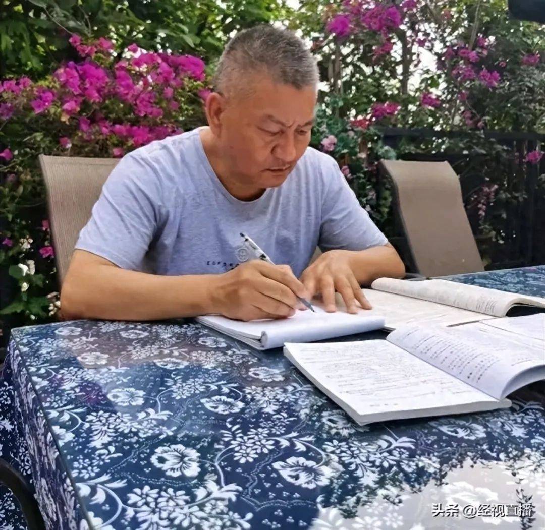 58岁梁实备战第29次高考<strong></p>
<p>理财管理系统</strong>，谈多次落榜：31岁已赚100万，也许用光前半生运气