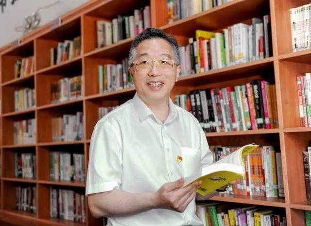 “颐云楼主人”<strong></p>
<p>理财帝</strong>，主动向省纪委投案