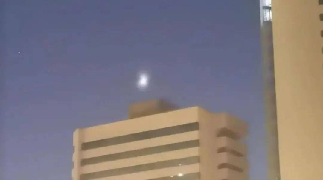 新疆夜空不明飞行物是什么<strong></p>
<p>微银理财</strong>？揭秘来了