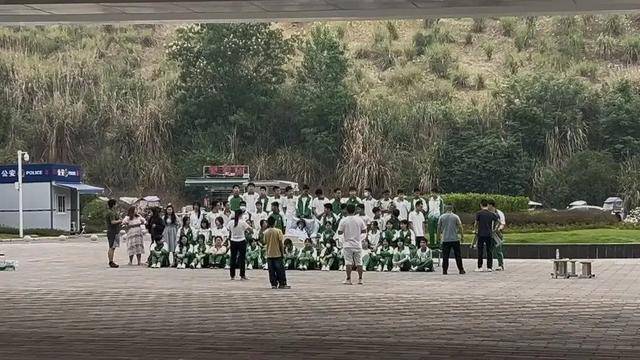四川初三男生病重<strong></p>
<p>微银理财</strong>，全班同学带板凳赶到医院，拍下特殊的毕业照