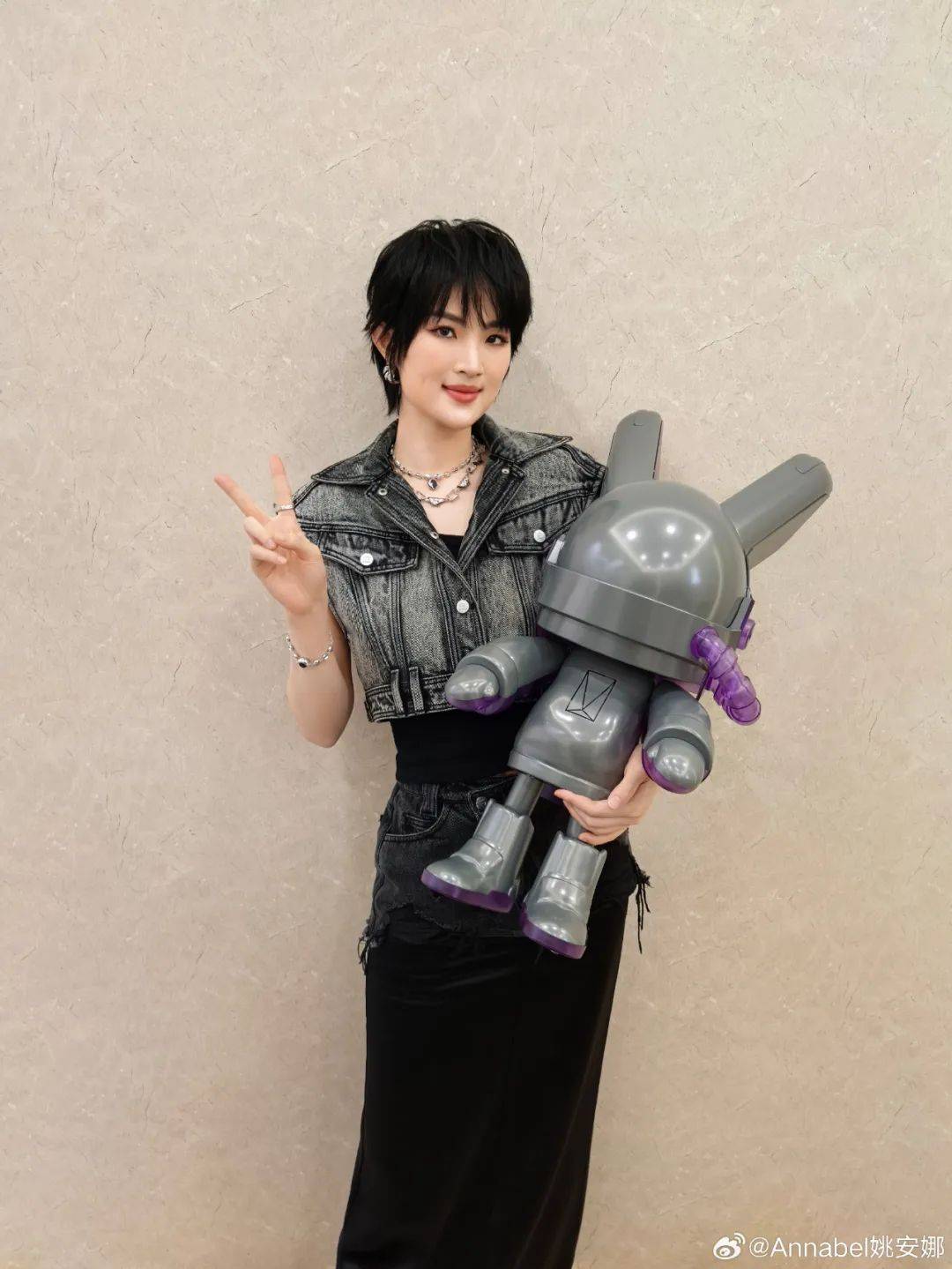 姚安娜被问到哈佛大学拒收国际生<strong></p>
<p>理财产品的利率</strong>，微笑回应“还好毕业了”，此前曾以满分成绩考入哈佛大学